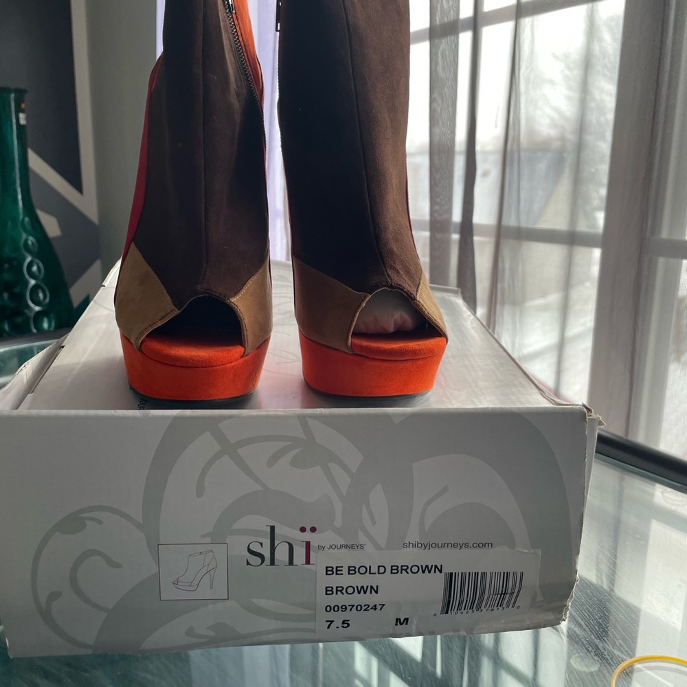 Shi brand new multi color boot!